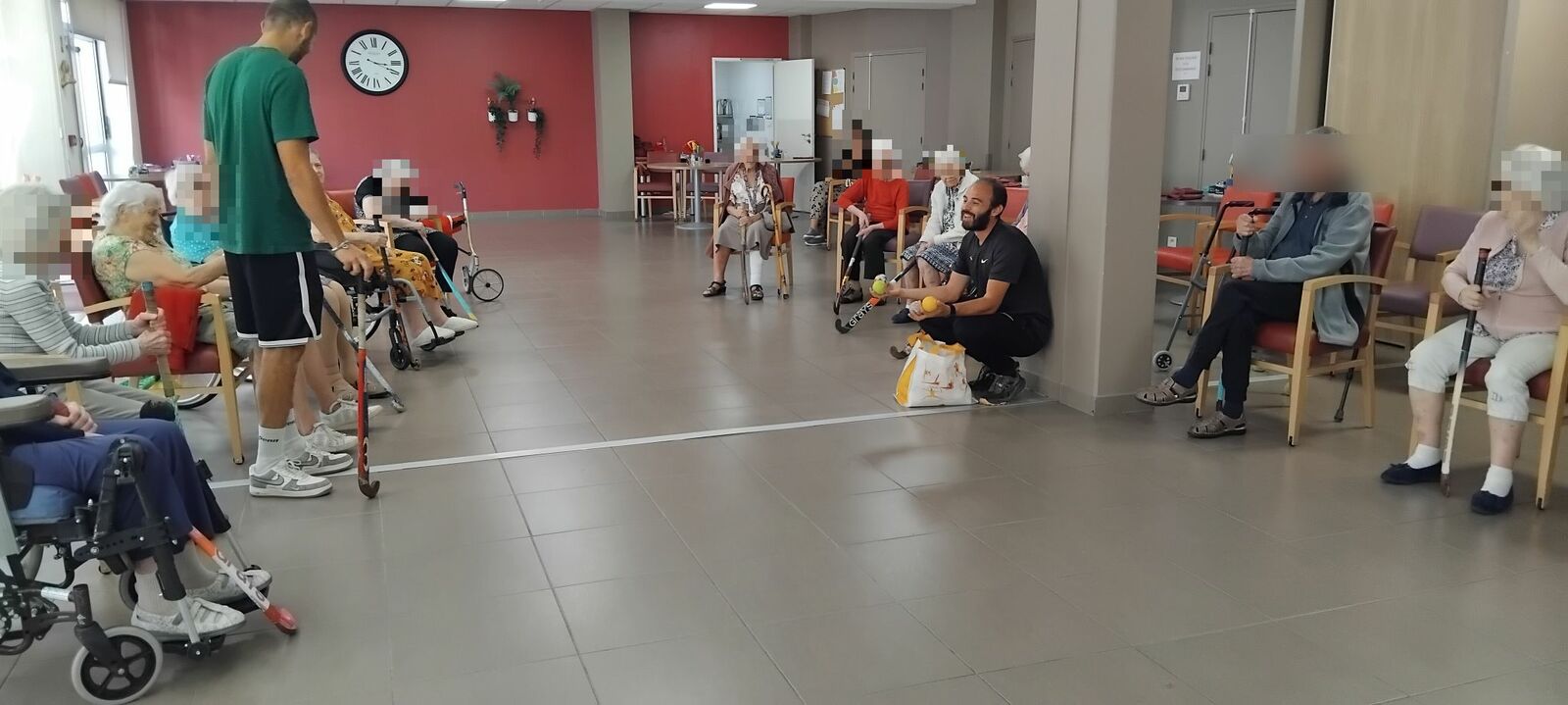 Septembre BOUGE / Initiation hockey en EHPAD ! à la Résidence Mutualiste de Bellevue à St Etienne